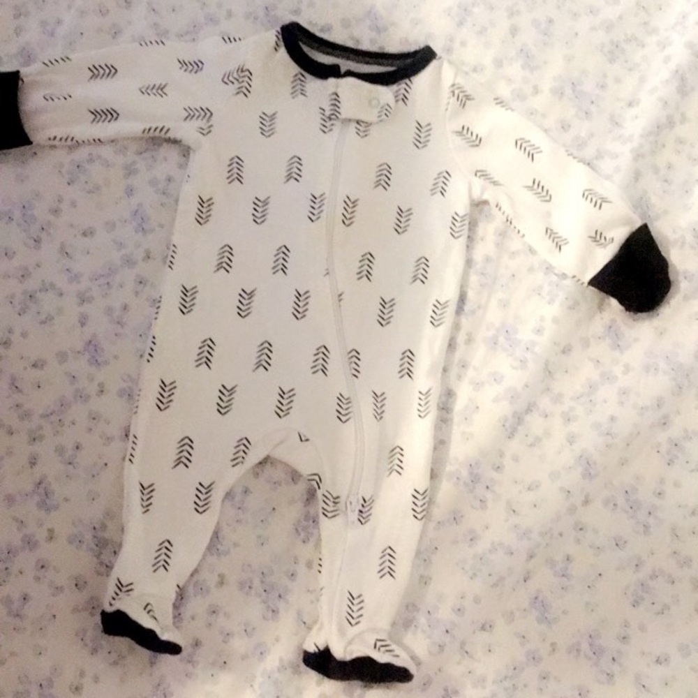 2 NB Outfits and 2 0-3 months pair of pants